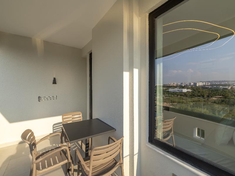 The Corner Park Hotel image