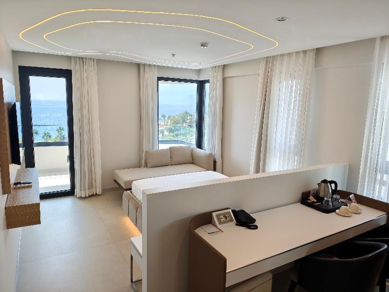 The Corner Park Hotel image