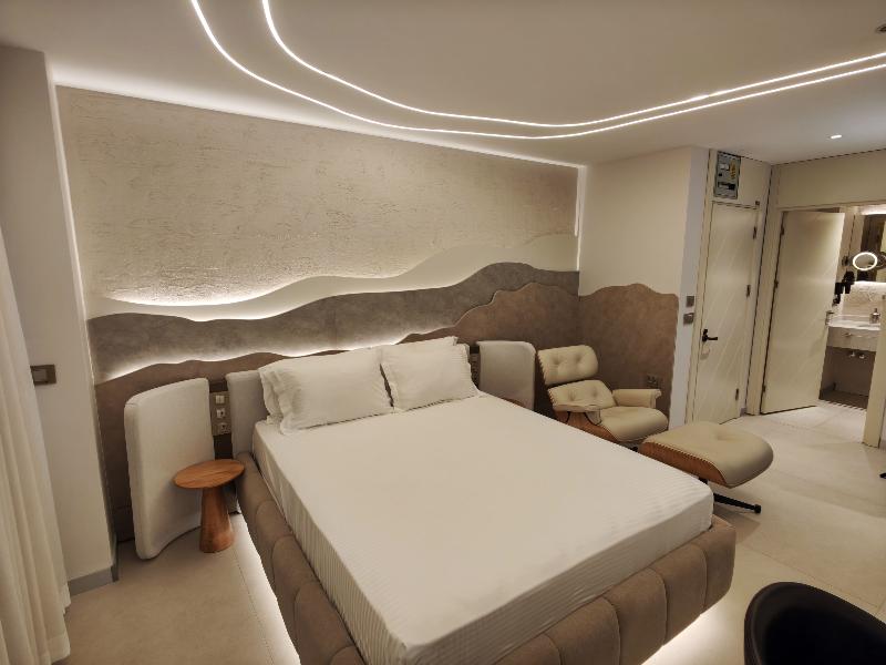 The Corner Park Hotel image