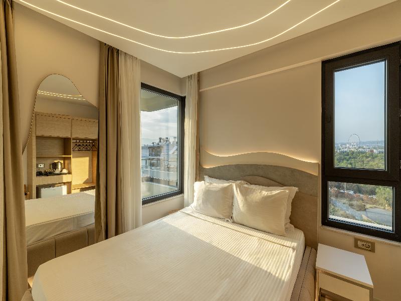The Corner Park Hotel image