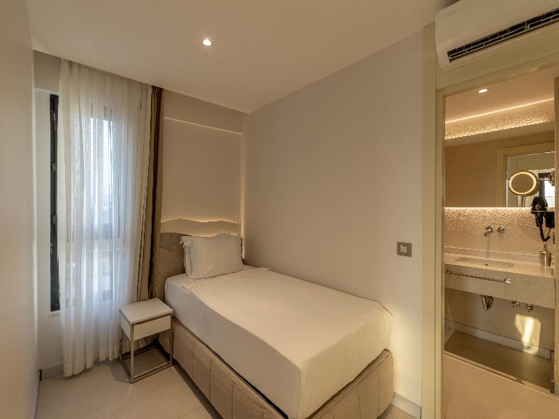 The Corner Park Hotel image