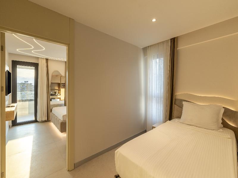 The Corner Park Hotel image