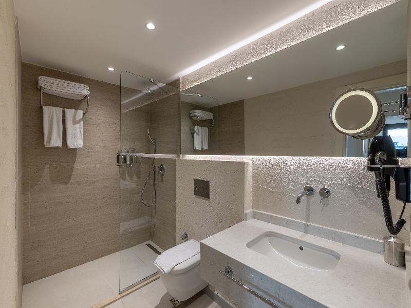 The Corner Park Hotel image