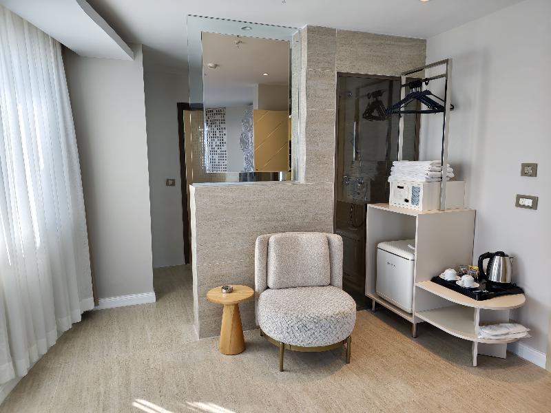 The Corner Park Hotel image