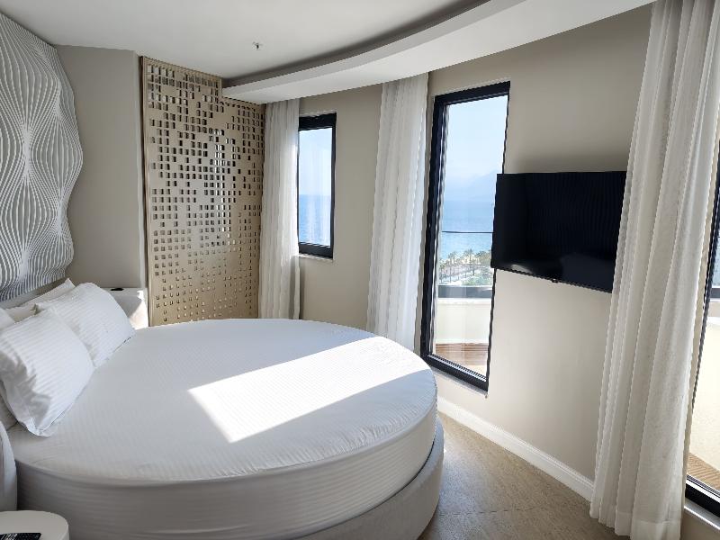 The Corner Park Hotel image
