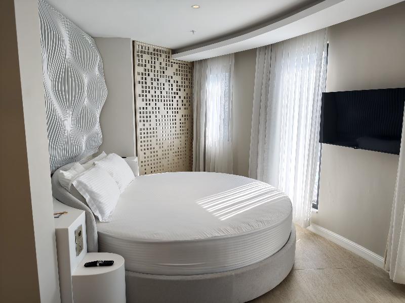The Corner Park Hotel image