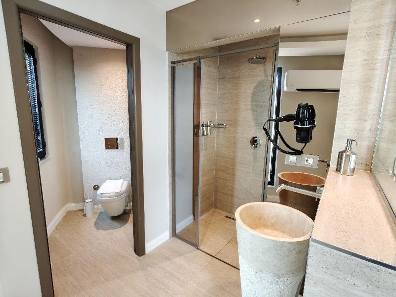 The Corner Park Hotel image