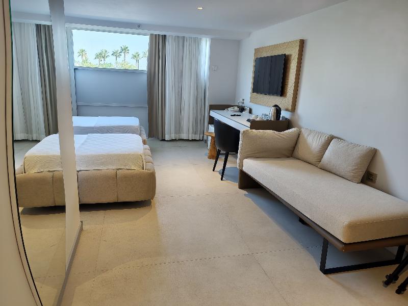 The Corner Park Hotel image