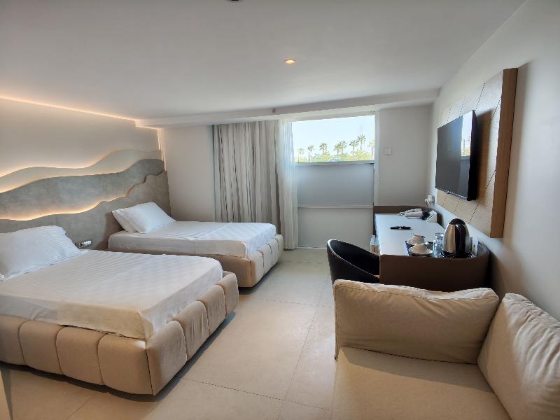 The Corner Park Hotel image
