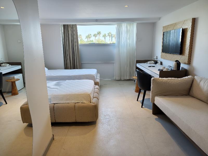 The Corner Park Hotel image