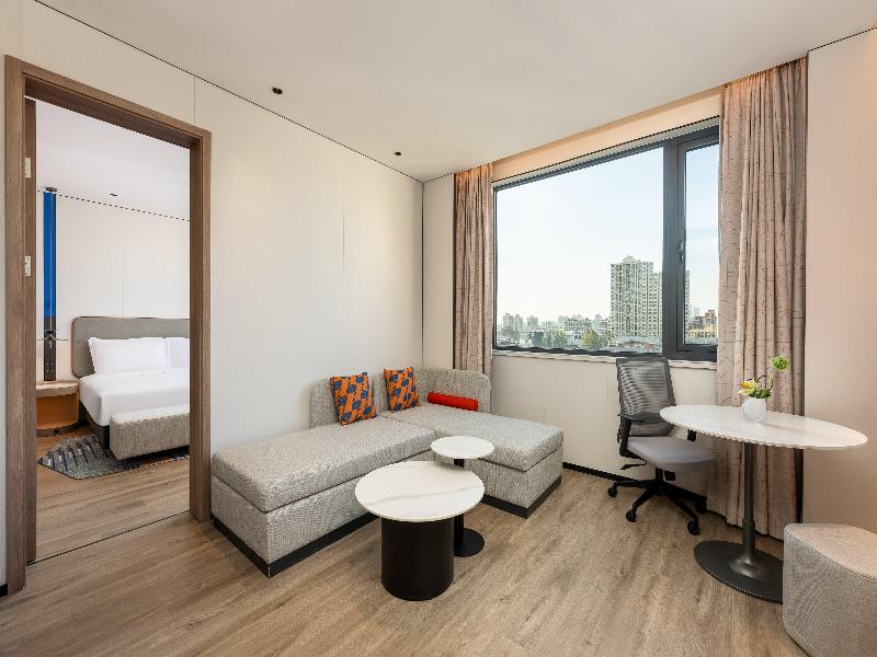 Holiday Inn Express Shanghai Changyang Road image