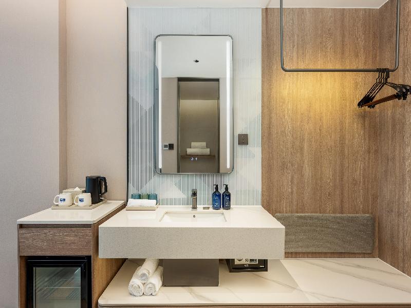 Holiday Inn Express Shanghai Changyang Road image