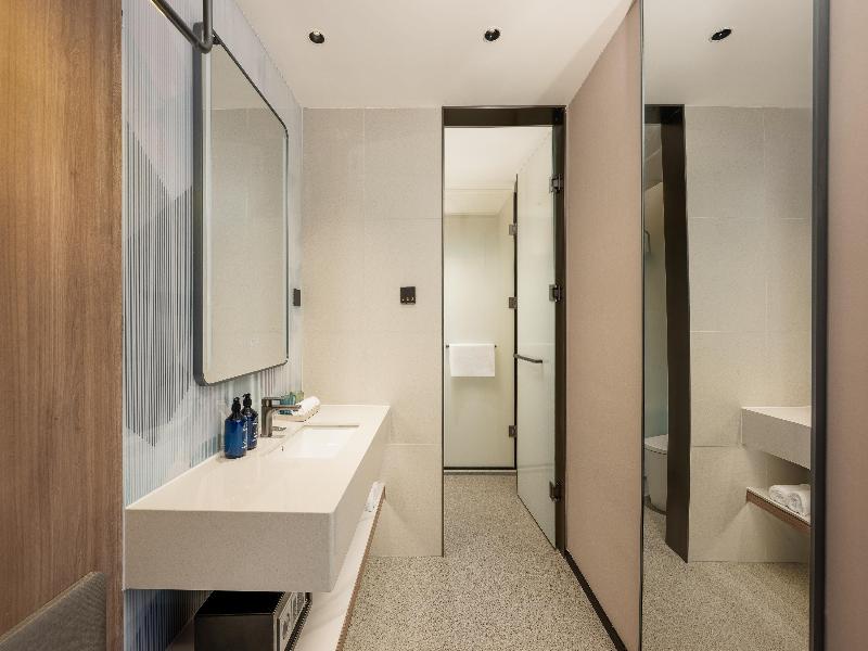 Holiday Inn Express Shanghai Changyang Road image