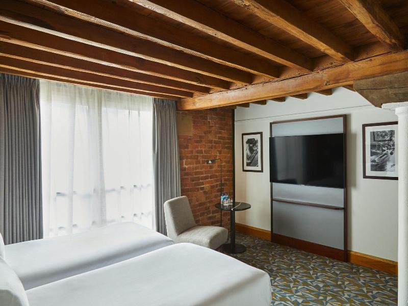 Marriott Victoria And Albert image