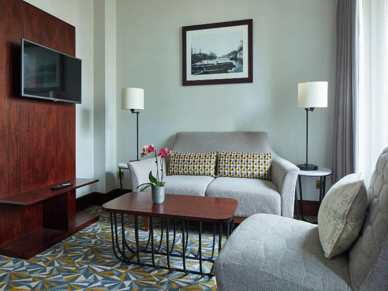 Marriott Victoria And Albert image