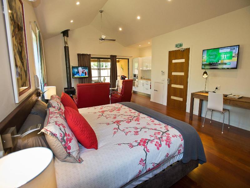 Witches Falls Cottages On Tamborine image