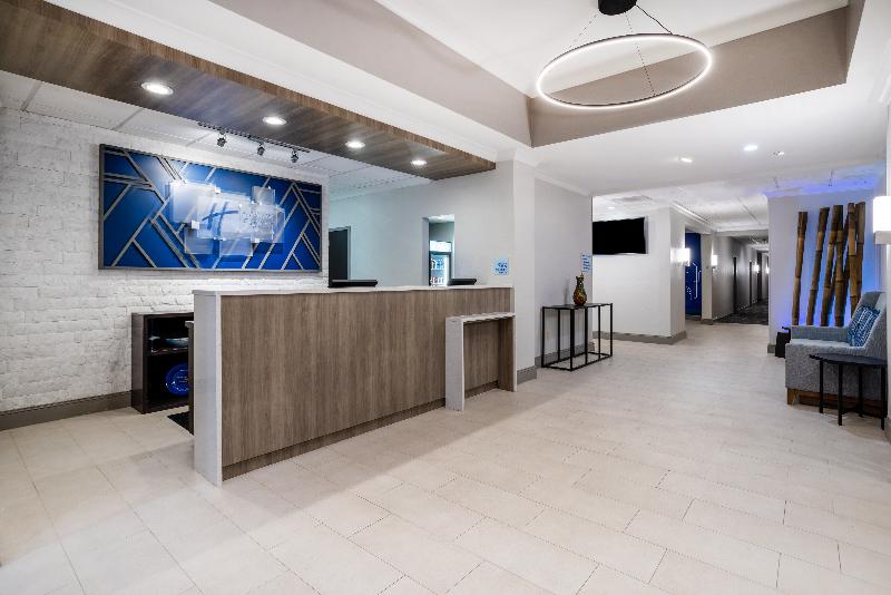 Holiday Inn Express & Suites Tampa-I-75