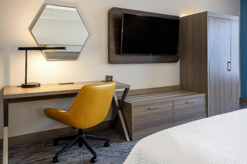 Holiday Inn Express & Suites Tampa-I-75 photo 24