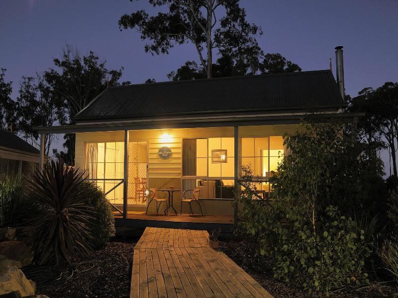 Lakes Entrance Waverley House Cottages