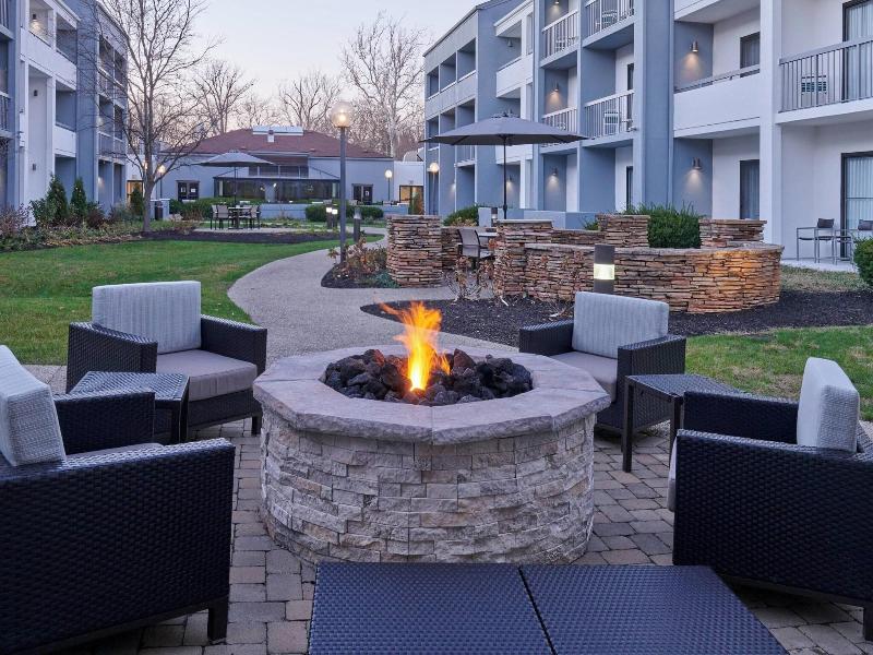 Courtyard Indianapolis Castleton image