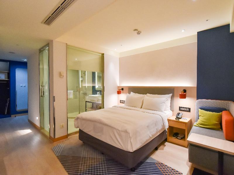 Holiday Inn Express Taipei Train Station image
