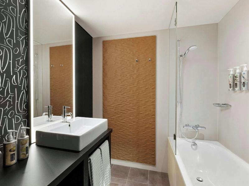 Renaissance Zurich Tower image