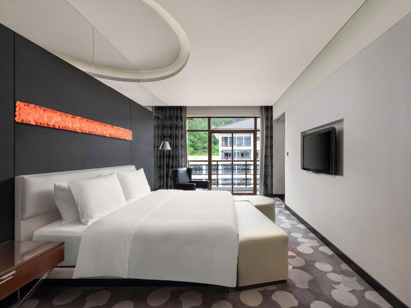 Room, 1 King Bed, Balcony, Courtyard View (Balcony)