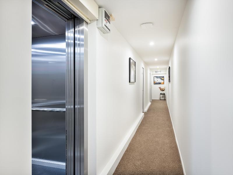 Best Western Newmarket Inn & Suites image