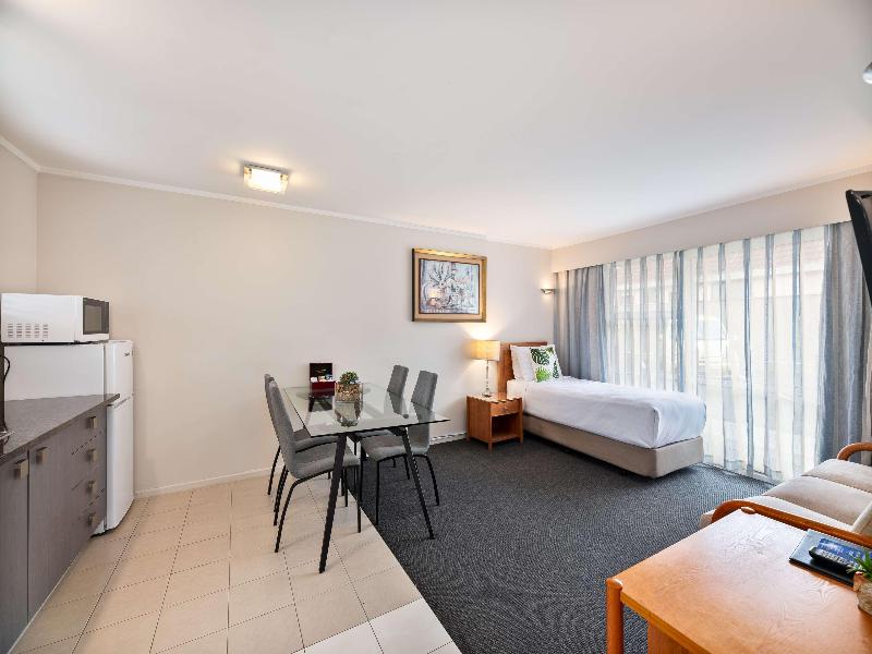 Best Western Newmarket Inn & Suites image