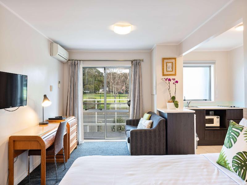 Best Western Newmarket Inn & Suites image
