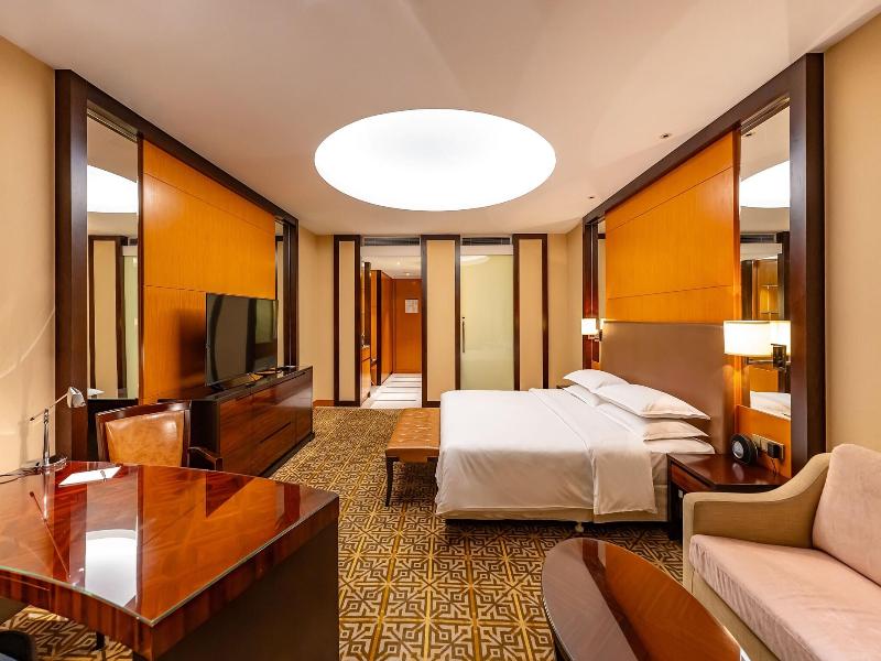 Deluxe Room, 1 King Bed, City View