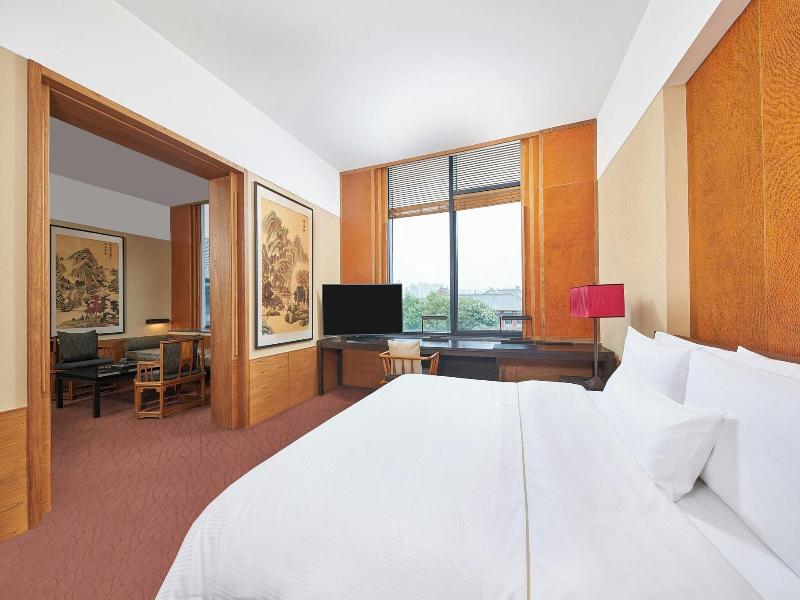 Ambassador Suite, Club lounge access, 1 Bedroom Suite, 1 King (1 Double Bed)