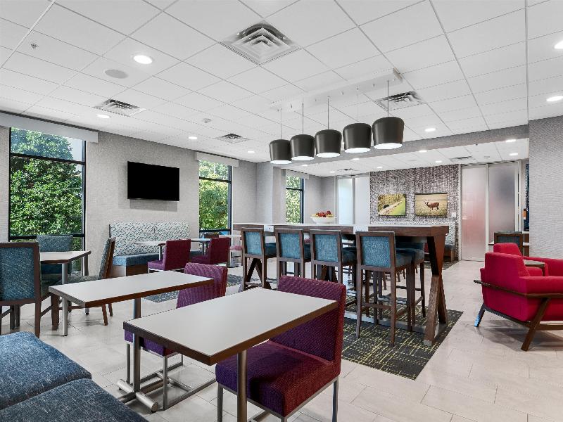 Hampton Inn Front Royal image