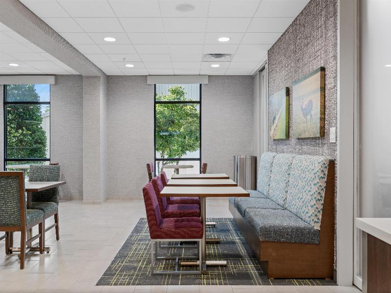 Hampton Inn Front Royal image