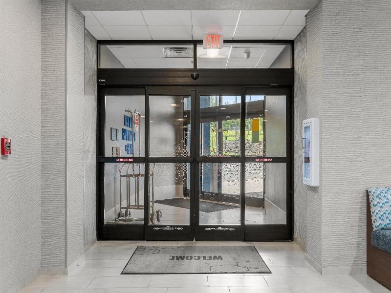 Hampton Inn Front Royal image