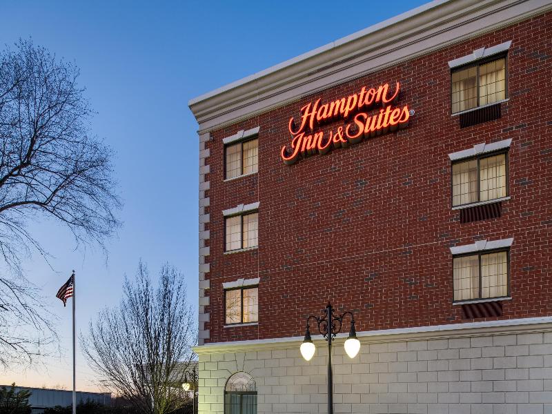 Hampton Inn & Suites Rockville Centre image
