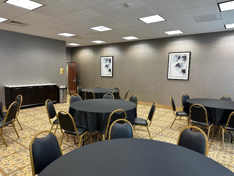 Hampton Inn & Suites Rockville Centre image
