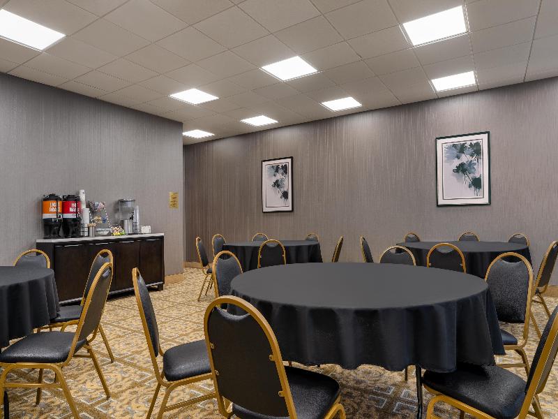 Hampton Inn & Suites Rockville Centre image