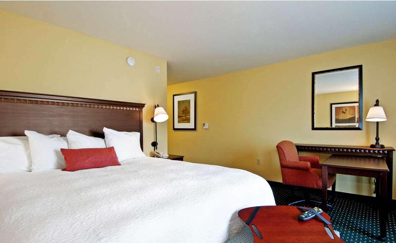 Hampton Inn & Suites Seal Beach image