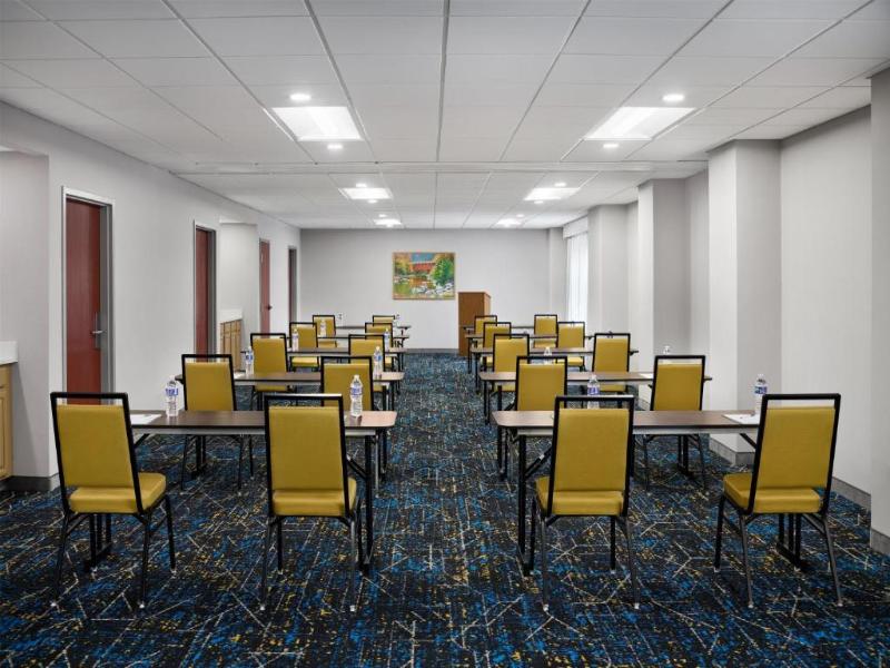 Hampton Inn & Suites Cleveland-Southeast/Streetsbo image
