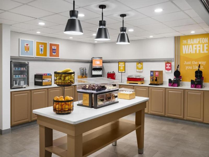 Hampton Inn & Suites Cleveland-Southeast/Streetsbo image