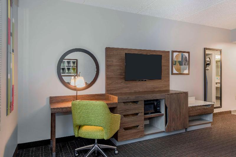 Hampton Inn & Suites Burlington image