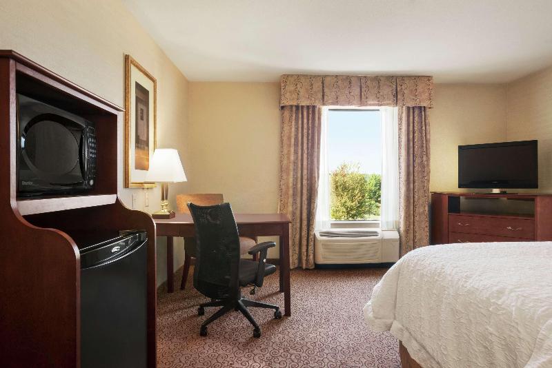 Hampton Inn & Suites West Bend image