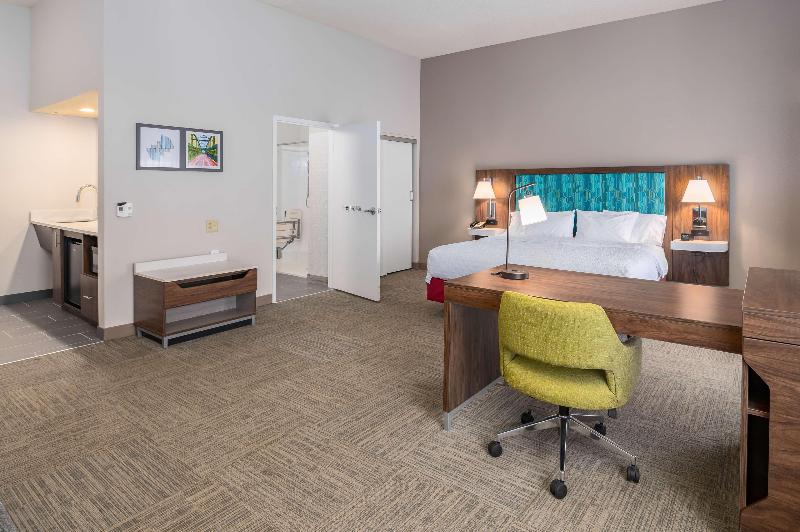 Hampton Inn & Suites Hartford-Manchester image