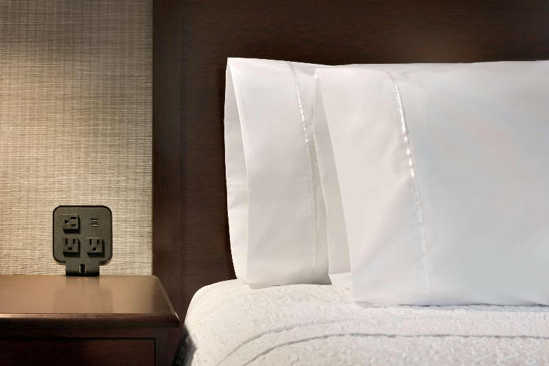 Hampton Inn & Suites Mahwah image