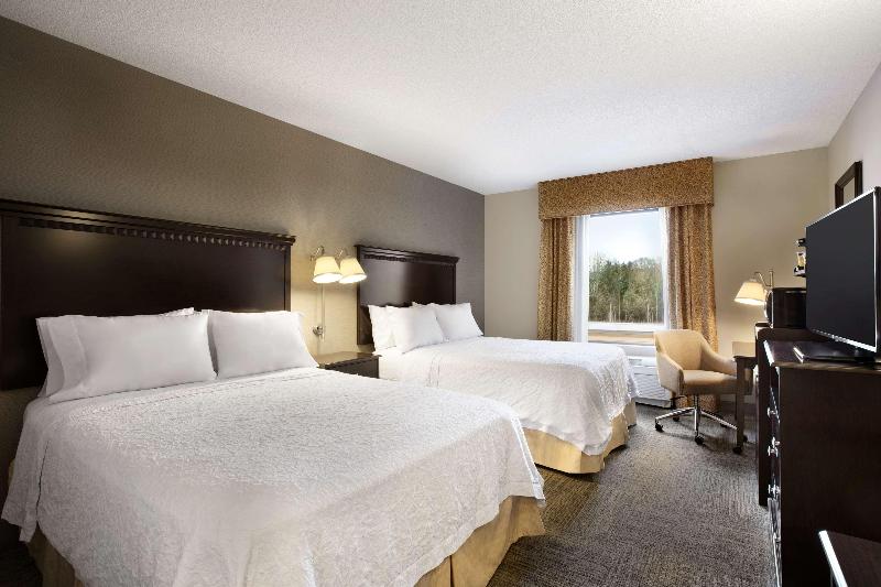 Hampton Inn & Suites Mahwah image