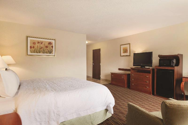 Hampton Inn & Suites Greenfield image