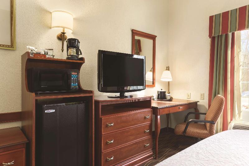 Hampton Inn & Suites Greenfield image
