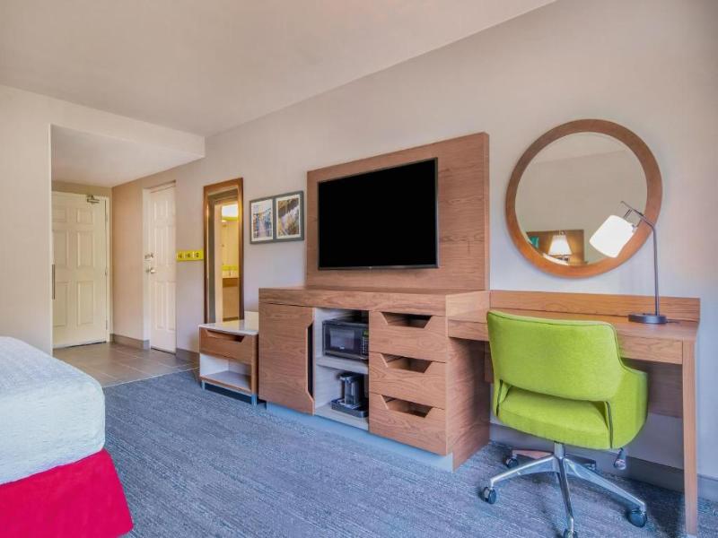 Hampton Inn East Aurora image