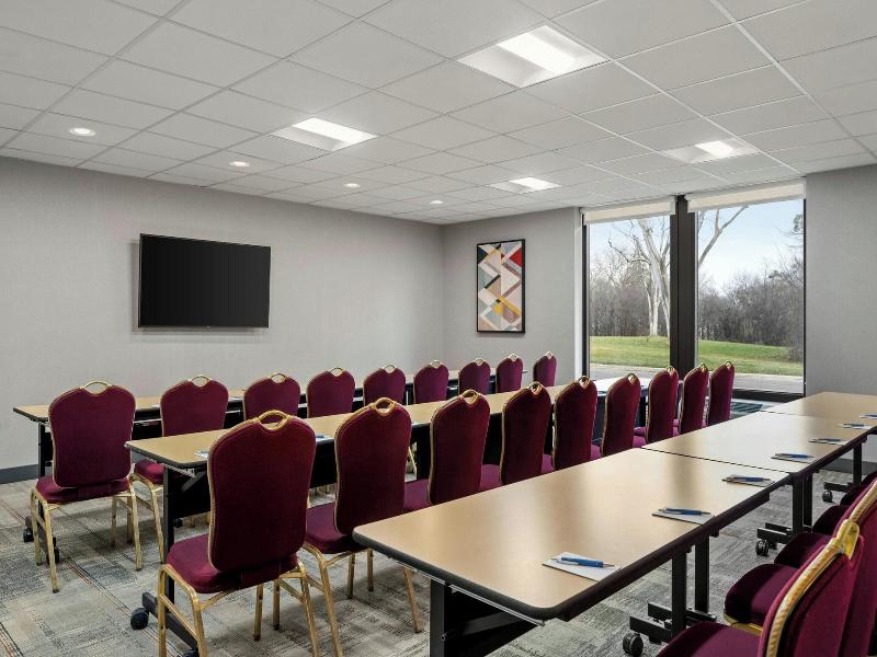 Four Points by Sheraton Chicago Westchester Oak image